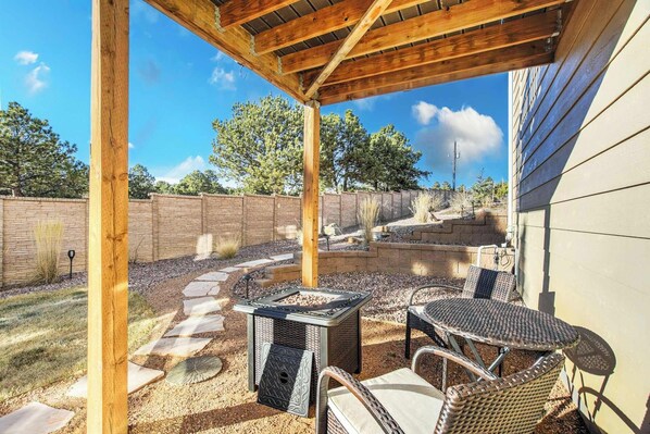 Welcome to Lindenmere Retreat! Gather 'round the Firepit and Revel in the Warmth of Crackling Flames. Share Stories, Sip on Refreshing Drinks, and Create Unforgettable Memories in the Comfort of Our Outdoor Oasis..