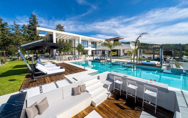 Main Pool - 2 Jacuzzi Places