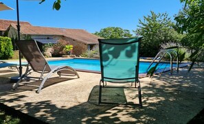 Vue sur le gîte depuis la piscine