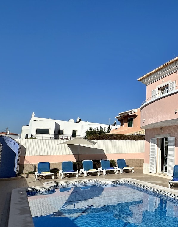 Villa for 10 people with 4 bedrooms, pool, 1 km from the beach
