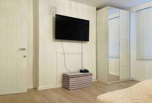 Bedroom 1 (2)