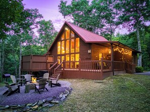 Wears Valley Cabin with a Hot Tub "Autumn Colors" - Outdoor fire pit