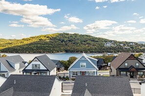 Panoramic Lake views!