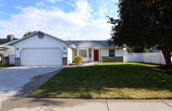 Single family home with fenced backyard and 2 car garage