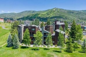 3br 3bath West Condo - 7 minute walk to the slopes