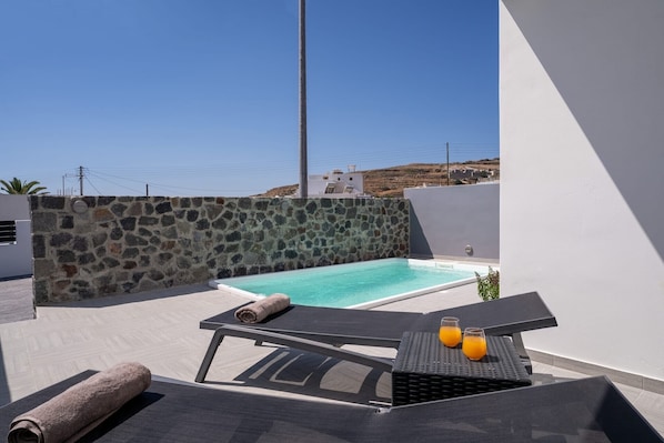 Lovely Santorini Villa | 1 Bedroom Villa | Private Pool & Beautiful Location | Emporio