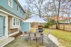 Private Backyard Area | Outdoor Dining Area | Gas Grill