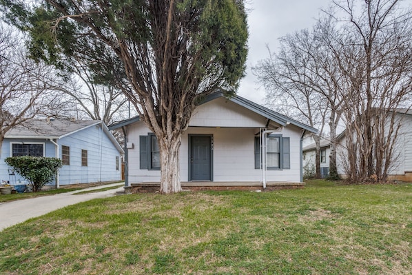 Welcome to your serene escape in the heart of Denton! Step into the peaceful ambiance of the Lumen Bungalow of Peace, where modern comfort meets charming tranquility.