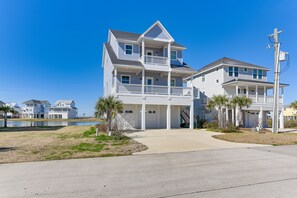 2-Story House | In-Unit Laundry | 13 Mi to Galveston Country Club