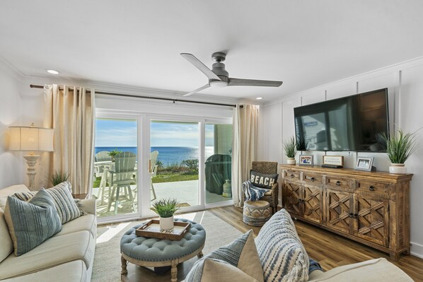 Large Spacious living room with gulf front view!