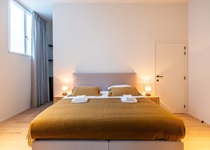 Romantic double bedroom (We provide prepared beds with high-quality bed linen)