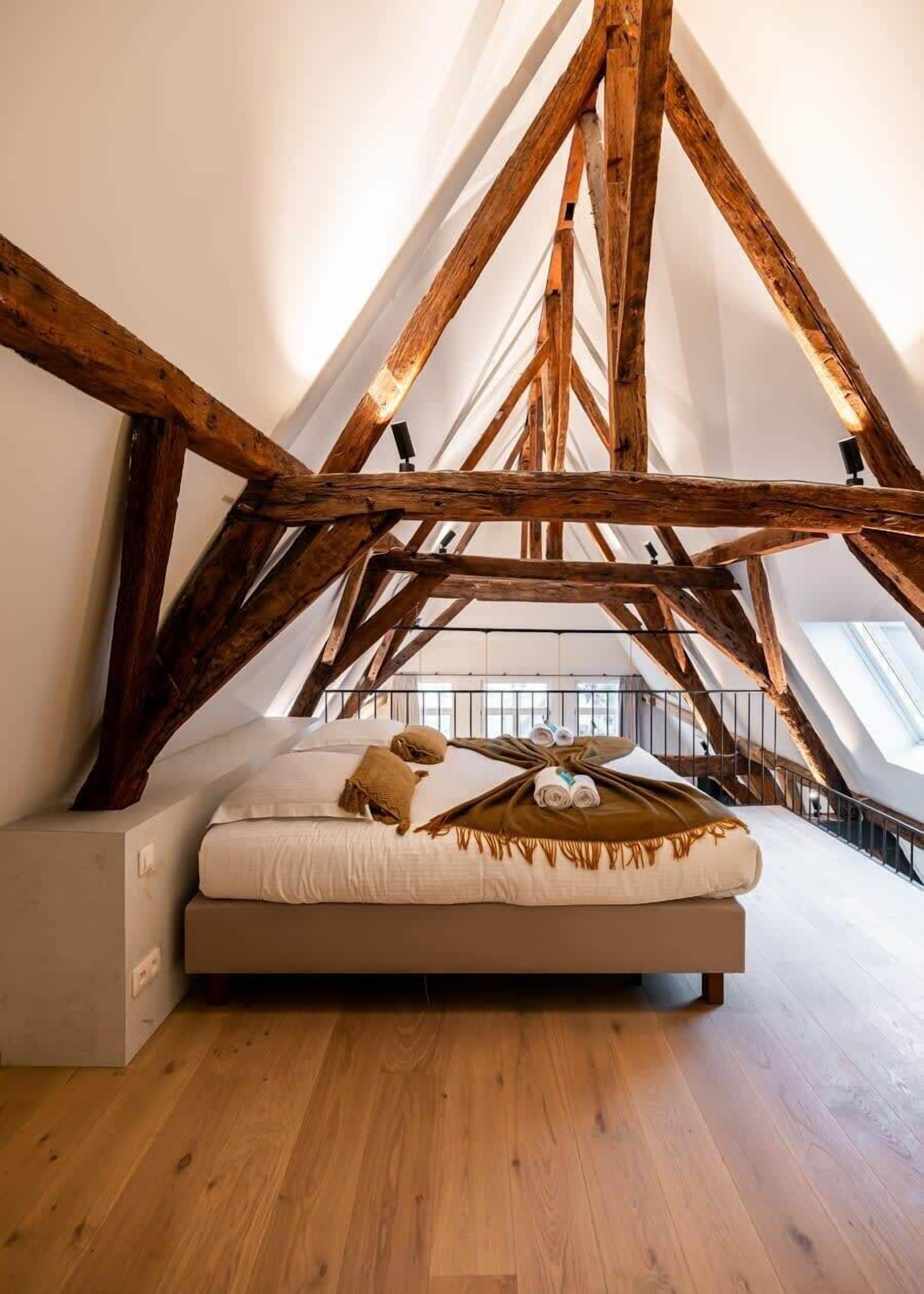 Huswell - City-view loft with wooden beams and mezzanine