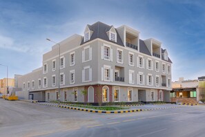 Building exterior - self entry and plenty of parking!