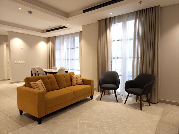 Spacious living room where you can enjoy making memories 🍿🎬✨️