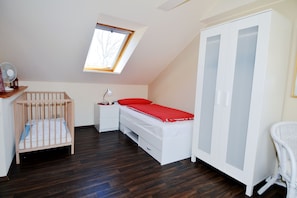 Schlafzimmer Dachgeschoss mit Einzelbett
