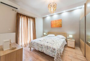Bedroom 1 with 1 double bed