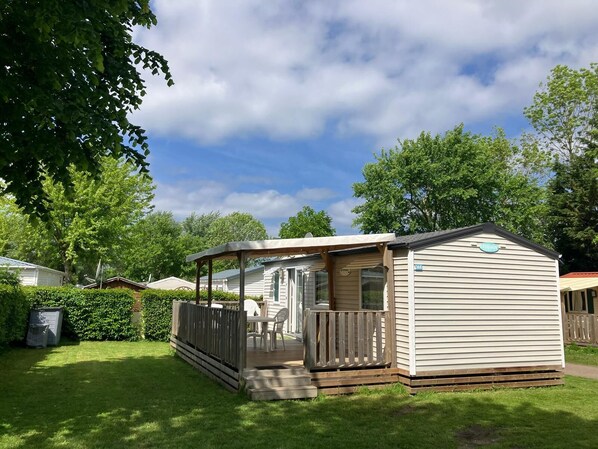 emplacement au calme sur
 camping 