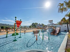 vue sur piscine ( enfants)