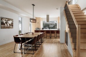 Open kitchen and dining area with mountain views, a bright space for your meals.