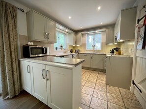 Fully equipped kitchen for anything from a dinner party to a takeaway!