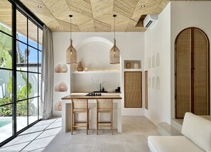 Fully equipped kitchen with high chairs