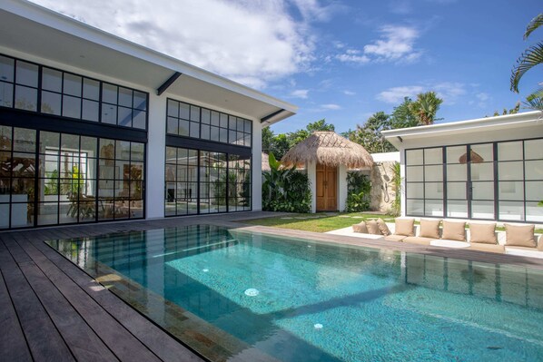 Entrance door, living room and a kitchen with a view to the outdoor area