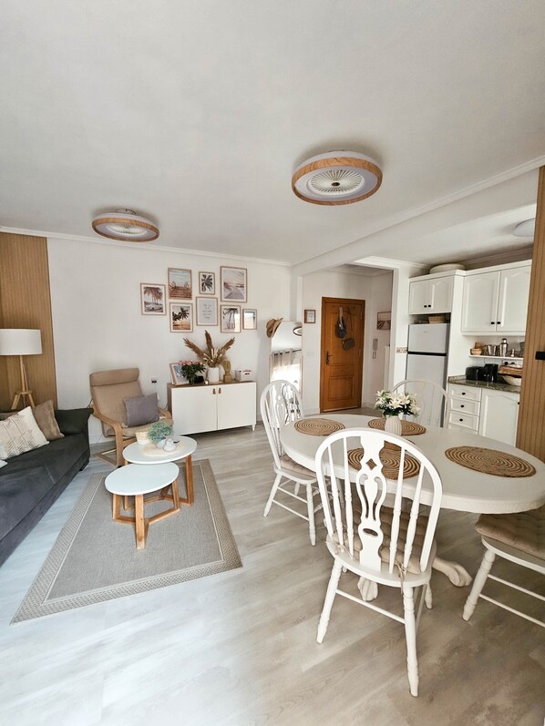 Living room/ dining area