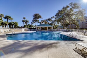 517 Barrington | Community Pool