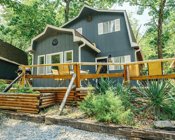Tribesman 2 is a 3 bedroom 2 bathroom cabin