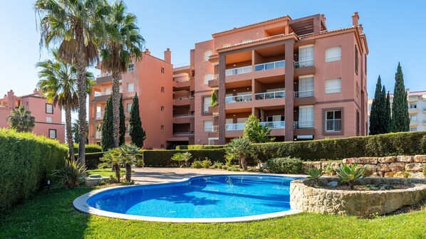 Shared outdoor pool for swimming and enjoying the good weather
#outdoorpool #swimmingpool #algarve #portugal