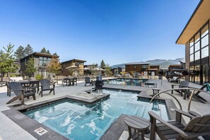Pool Paradise: Dive into relaxation with stunning mountain views and soothing hot tubs!