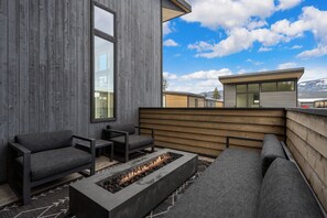 Patio Oasis: Gather 'round the fire pit and soak in stunning mountain views! Perfect for evenings!