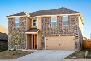 A beautiful brick exterior, perfect for families staying long-term due to insurance relocations. Conveniently located near grocery stores like Kroger and Alnoor International Food, and dining options such as Whataburger.
