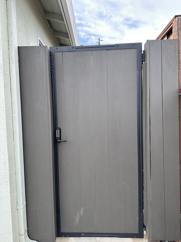 Side gate private entrance 