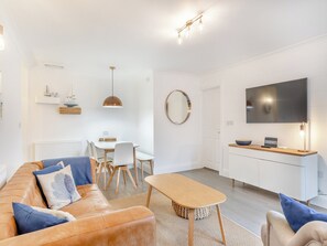 Living room/dining room | 5 Vista Apartments, Goodrington, near Paignton