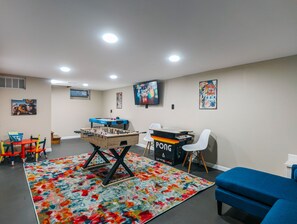 Basement Gameroom w/ Foosball, Pong Arcade, Smart TV & Air Hockey