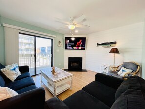 Living Area w Balcony