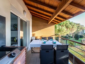 Tabelle, Möbel, Eigentum, Gebäude, Stuhl, Geschirr, Holz, Interior Design, Veranda, Küche & Esszimmer Tisch