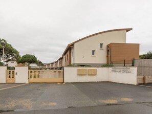 Ciel, Nuage, Plante, Arbre, Lot Terre, Asphalte, Façade, Paysage, Toit, Surface De La Route