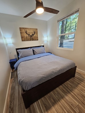 bedroom with queen size bed