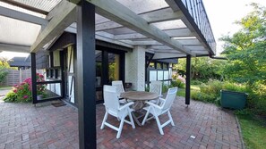 Große vordere Terrasse mit Grillmöglichkeit