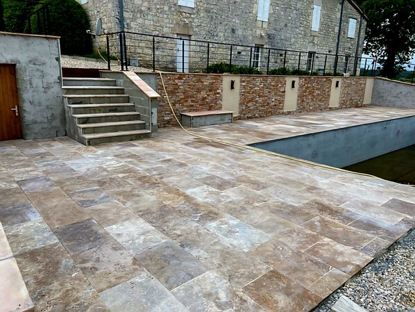 La nouvelle piscine avec terrasse dominante pour votre plaisir et detente