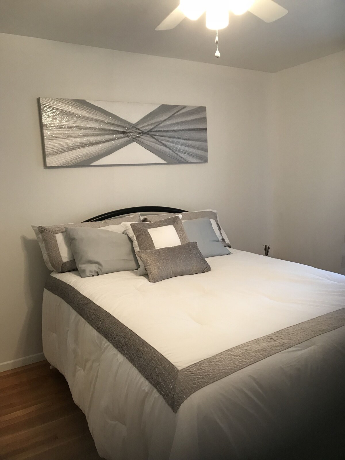 The Stone Abode-2Bdrm/1Ba quiet retreat. A perfect location-close to everything.