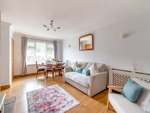 Living room/dining room | Ty Cwtch, Seven Sisters Neath, near Swansea