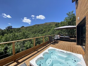 Jaccuzi intégré à la terrasse, exposé plein sud