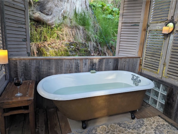 Outdoor spa tub