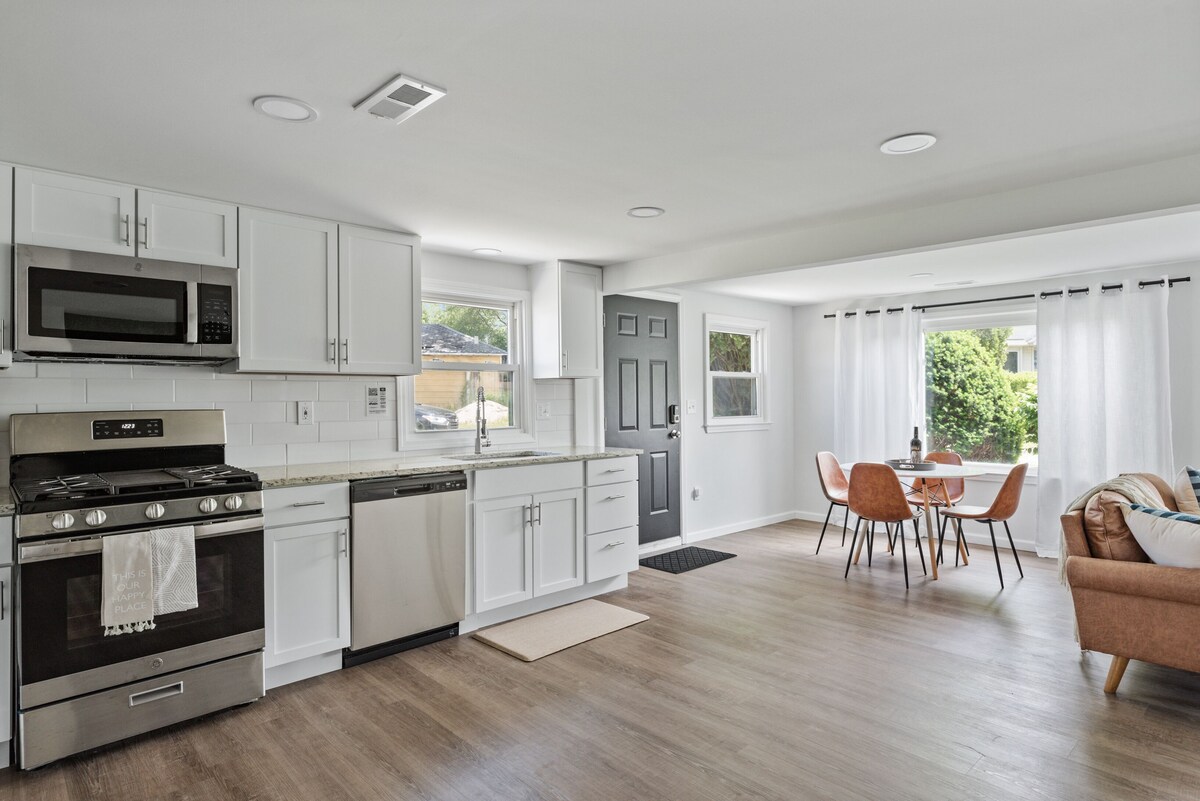 Modern Mandon Retreat: All-Sports Lakefront, 4 Beds, Dock & Beach, Kayaks, Games
