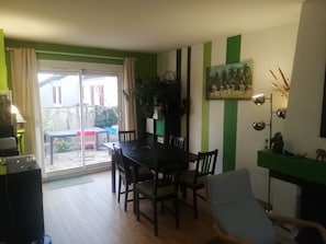 salle Ă manger (table Ă rallonge + mobilier du jardin si besoin)