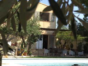 La maison “Le cabanon de Maryse “ avec sa terrasse sous la pergola .