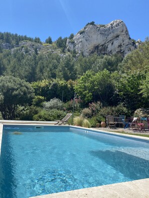 La piscine et la colline . 